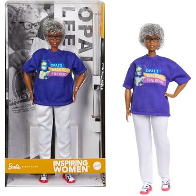 Barbie Exceptionell Opal Lee damdocka att samla på med blå "Opals Walk For Freedom" T-shirt, vita byxor och glasögon, dockstativ och förpackning att visa Barbie Exceptionell Opal Lee damdocka att samla på med blå "Opals Walk For Freedom" T-shirt, vita byxor och glasögon, dockstativ och förpackning att visa