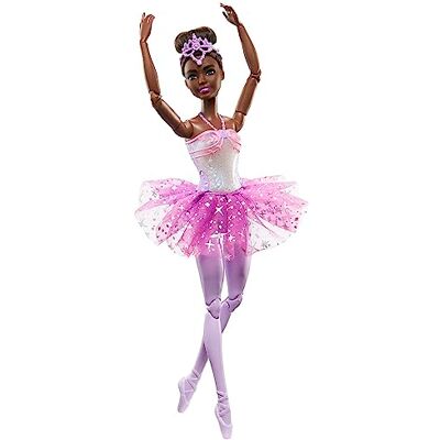 Barbie -docka Magisk ballerinadocka Svart hår Ljusfunktion Tiara och lila balettkjol Dansar balett Poserbar Barnleksaker, HLC26 Barbie -docka Magisk ballerinadocka Svart hår Ljusfunktion Tiara och lila balettkjol Dansar balett Poserbar Barnleksaker, HLC26