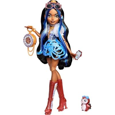 Monster High -docka, Robecca Steam i blå blus och svarta shorts med pingvinen Captain Penny och 7 tillbehör som flygglasögon och väska, JMB81 Monster High -docka, Robecca Steam i blå blus och svarta shorts med pingvinen Captain Penny och 7 tillbehör som flygglasögon och väska, JMB81