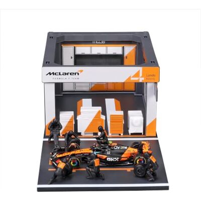 Bburago – McLaren MCL39 Norris, lekset med depåstopp i skala 1:43 Leksats med F1-diorama, MCL39 #4 i skala 1:43 och 6 mekaniker, detaljerad replika med officiell McLaren-licens, ålder 3+ Bburago – McLaren MCL39 Norris, lekset med depåstopp i skala 1:43 Leksats med F1-diorama, MCL39 #4 i skala 1:43 och 6 mekaniker, detaljerad replika med officiell McLaren-licens, ålder 3+