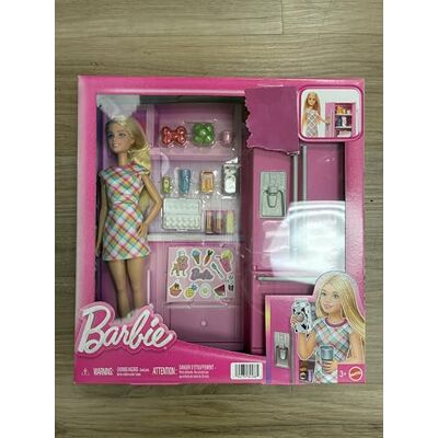 Barbie Docka och lekset kök med kylskåp och 10 tillbehör, inklusive mat- och klistermärkesark, JKB52 Barbie Docka och lekset kök med kylskåp och 10 tillbehör, inklusive mat- och klistermärkesark, JKB52