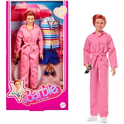 Barbie Filmen Allan samlardocka, Michael Cera som Allan med 2 avtagbara filmmode, rosa overall outfit och blårandigt strandset med solglasögon Barbie Filmen Allan samlardocka, Michael Cera som Allan med 2 avtagbara filmmode, rosa overall outfit och blårandigt strandset med solglasögon