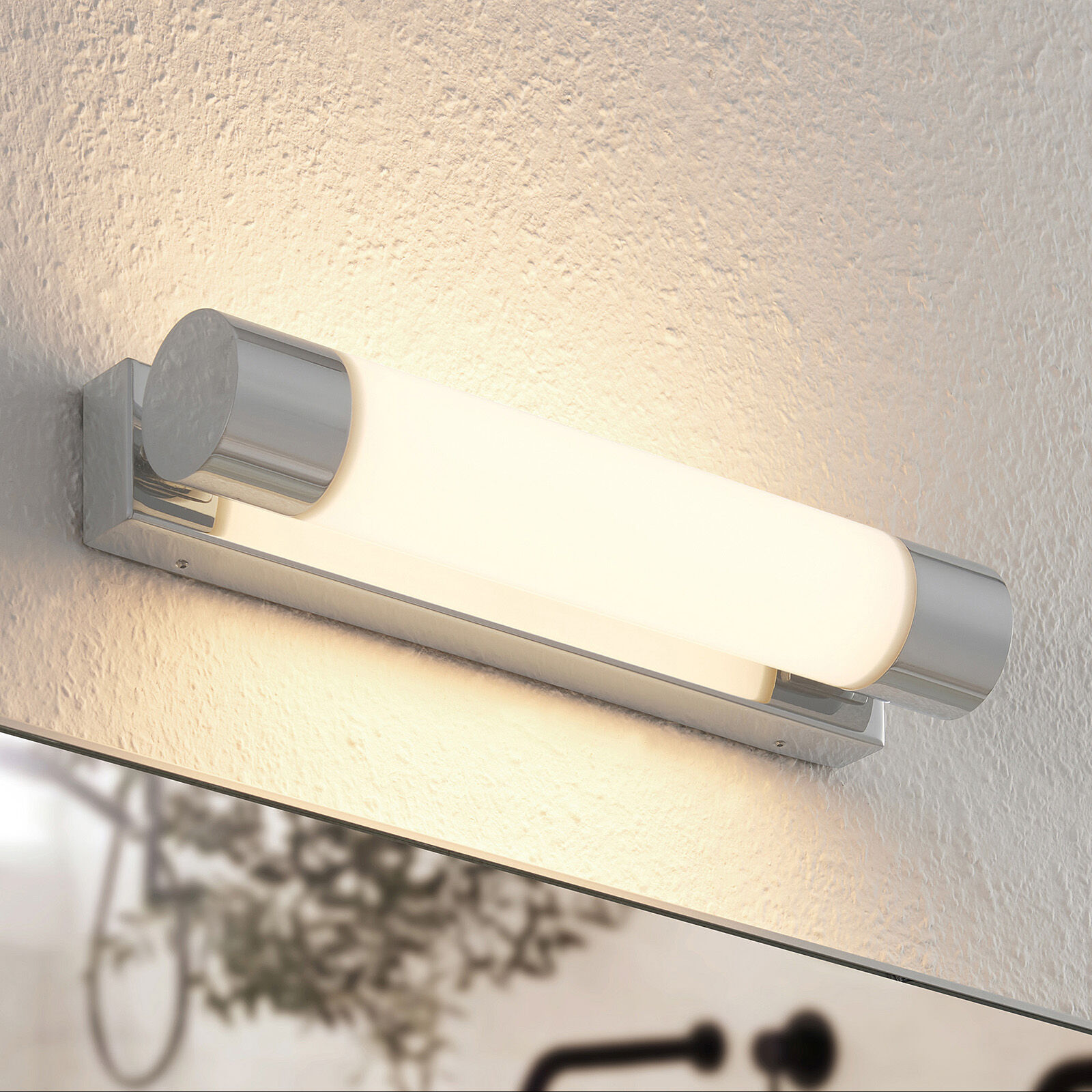 Lindby Hamina LED-badrumsspegellampa, 36 cm Lindby Hamina LED-badrumsspegellampa, 36 cm