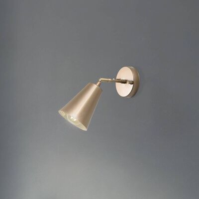 Vägglampa Evander Opviq, dimbar, Mässing / guld, Vardagsrum / matsal, Metall, Vägglampa, vägglampa inomhus Vägglampa Evander Opviq, dimbar, Mässing / guld, Vardagsrum / matsal, Metall, Vägglampa, vägglampa inomhus