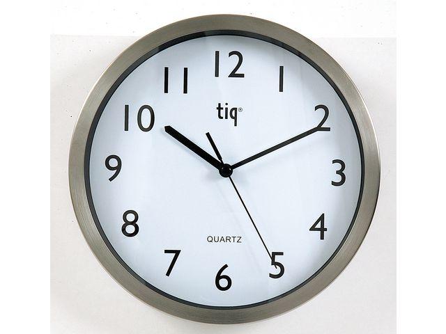 Väggklocka Tiq Borstad Aluminium, glaslins, Ø 25cm Väggklocka Tiq Borstad Aluminium, glaslins, Ø 25cm