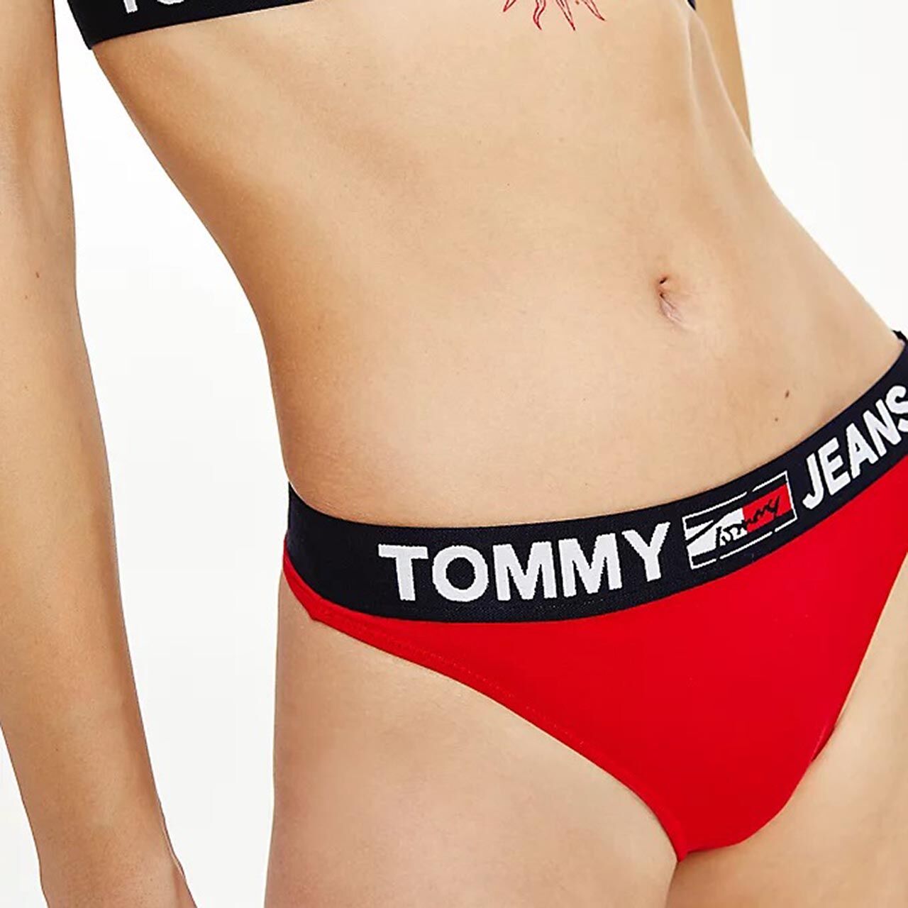 TOMMY HILFIGER Červené tangá Thong Tommy Jeans – M