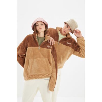 Trendyol Camel Unisex Oversize/wide-Fit Farebný Blok S Vysokým Výstrihom Teplá Plyšová Mikina S Minimálnou Výšivkou Horčicová Xs Trendyol Camel Unisex Oversize/wide-Fit Farebný Blok S Vysokým Výstrihom Teplá Plyšová Mikina S Minimálnou Výšivkou Horčicová Xs