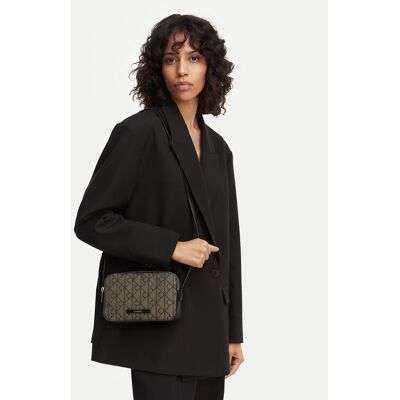 Calvin Klein Kabelka Emblem Trio Pebble Shoulder Bag LV04F3533G Hnedá Ženy Calvin Klein Kabelka Emblem Trio Pebble Shoulder Bag LV04F3533G Hnedá Ženy