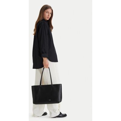 Calvin Klein Kabelka Emblem Aop Perfor Lthr Tote LV04F3359G Čierna Ženy Calvin Klein Kabelka Emblem Aop Perfor Lthr Tote LV04F3359G Čierna Ženy