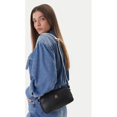 Tommy Hilfiger Kabelka Th Essential Camera Bag AW0AW18370 Čierna Ženy Tommy Hilfiger Kabelka Th Essential Camera Bag AW0AW18370 Čierna Ženy