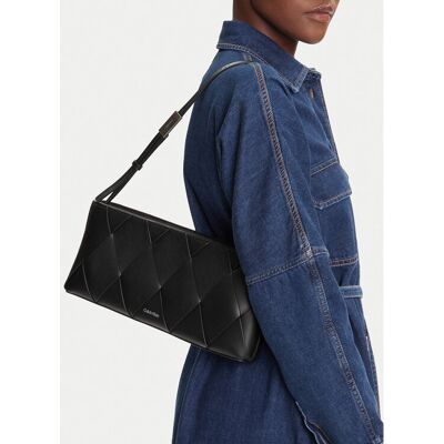 Calvin Klein Kabelka Ck Woven Elongated Shoulder Bag K60K612992 Čierna Ženy Calvin Klein Kabelka Ck Woven Elongated Shoulder Bag K60K612992 Čierna Ženy