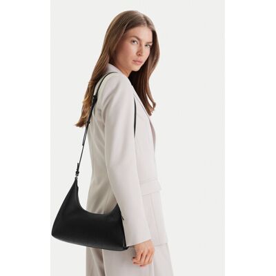 Calvin Klein Kabelka Emblem Aop Perfor Lthr Bag LV04F3367G Čierna Ženy Calvin Klein Kabelka Emblem Aop Perfor Lthr Bag LV04F3367G Čierna Ženy