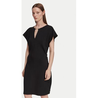 Guess Koktejlové šaty W6YK18 K4371 Čierna Regular Fit Ženy Guess Koktejlové šaty W6YK18 K4371 Čierna Regular Fit Ženy