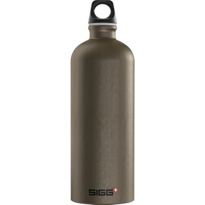 Sigg Hliníková láhev na pití Traveller Smoked Pearl certifikováno klimaticky neutrální vhodná pro sycené nápoje odolná proti vytečení lehká jako pírko bez BPA outdoor šedá 1 l Sigg Hliníková láhev na pití Traveller Smoked Pearl certifikováno klimaticky neutrální vhodná pro sycené nápoje odolná proti vytečení lehká jako pírko bez BPA outdoor šedá 1 l