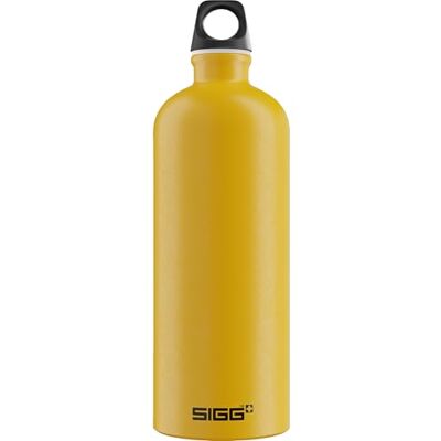 Sigg Hliníková láhev na pití Traveller Mustard Certifikovaná klimaticky neutrální vhodná pro sycené nápoje zabezpečená proti vytečení lehká jako pírko bez BPA outdoor žlutá 1 l Sigg Hliníková láhev na pití Traveller Mustard Certifikovaná klimaticky neutrální vhodná pro sycené nápoje zabezpečená proti vytečení lehká jako pírko bez BPA outdoor žlutá 1 l