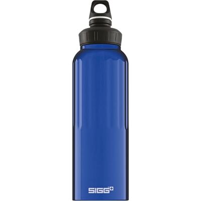 Sigg WMB Traveler (1,5 l) Tmavě modrá láhev na vodu, láhev na vodu bez znečištění a rozlití, lehká hliníková láhev na vodu Sigg WMB Traveler (1,5 l) Tmavě modrá láhev na vodu, láhev na vodu bez znečištění a rozlití, lehká hliníková láhev na vodu