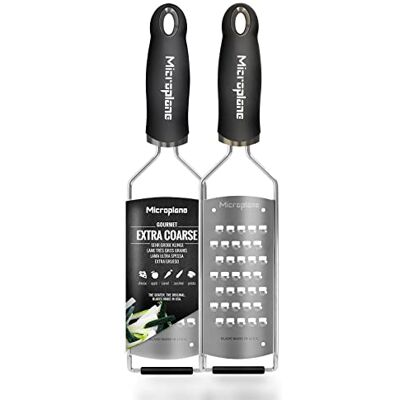 Microplane Kuchyňské struhadlo velmi hrubé na brambory, cukety, mrkev, jablko, zelí a sýr v černé barvě s čepelemi z ušlechtilé oceli Made in USA Microplane Kuchyňské struhadlo velmi hrubé na brambory, cukety, mrkev, jablko, zelí a sýr v černé barvě s čepelemi z ušlechtilé oceli Made in USA