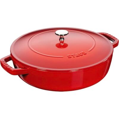 Staub Pánev na dušení Chistera, 28 cm, 3,7 l, vhodný pro indukci, aroma rošt, Made in France, třešňově červená Staub Pánev na dušení Chistera, 28 cm, 3,7 l, vhodný pro indukci, aroma rošt, Made in France, třešňově červená