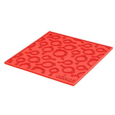 Lodge Čtvercová silikonová podložka na hrnce, 17,8 cm, červená Lodge Čtvercová silikonová podložka na hrnce, 17,8 cm, červená