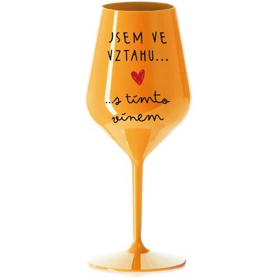 Giftela Som vo vzťahu s týmto vínom - oranžový nerozbitný pohár na víno 470 ml Giftela Som vo vzťahu s týmto vínom - oranžový nerozbitný pohár na víno 470 ml