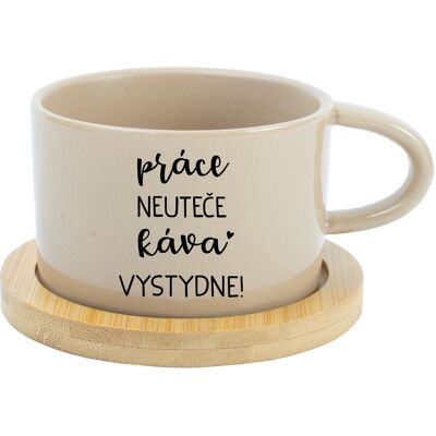 Giftela PRÁCA NEVYHOVUJE, KÁVA VÝBORNÁ! - krémový hrnček s makrónkou 200 ml Giftela PRÁCA NEVYHOVUJE, KÁVA VÝBORNÁ! - krémový hrnček s makrónkou 200 ml