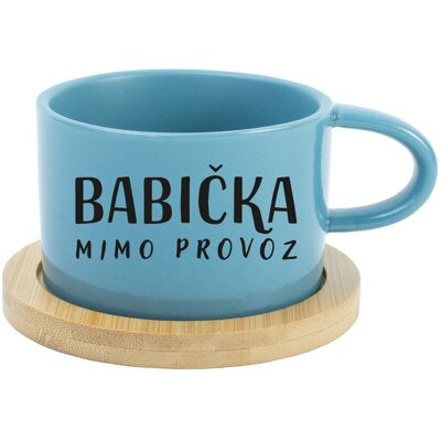 Giftela BABIČKA MIMO PREVÁDZKY – modrý hrnček s makrónkou, 200 ml Giftela BABIČKA MIMO PREVÁDZKY – modrý hrnček s makrónkou, 200 ml