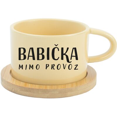 Giftela BABIČKA MIMO PREVÁDZKY – žltý hrnček s makrónkou, 200 ml Giftela BABIČKA MIMO PREVÁDZKY – žltý hrnček s makrónkou, 200 ml