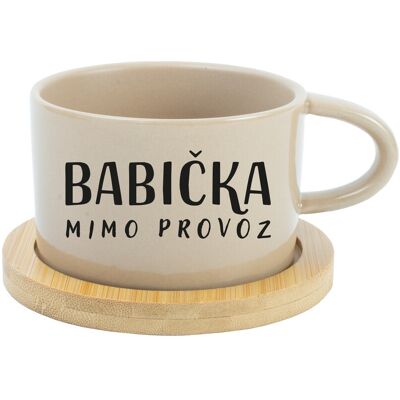 Giftela BABIČKA MIMO PROVOZ – krémový hrnček s makrónkou, 200 ml Giftela BABIČKA MIMO PROVOZ – krémový hrnček s makrónkou, 200 ml