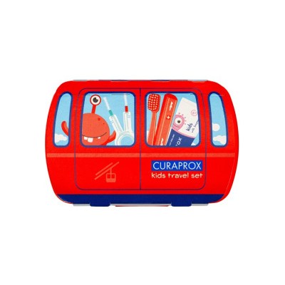 CURADEN Curaprox Kids travel červený 1x zubná kefka 2x medzizubná kefka CPS 1x zubná pasta melón 6+ 10 ml 1x nálepka darčeková sada CURADEN Curaprox Kids travel červený 1x zubná kefka 2x medzizubná kefka CPS 1x zubná pasta melón 6+ 10 ml 1x nálepka darčeková sada