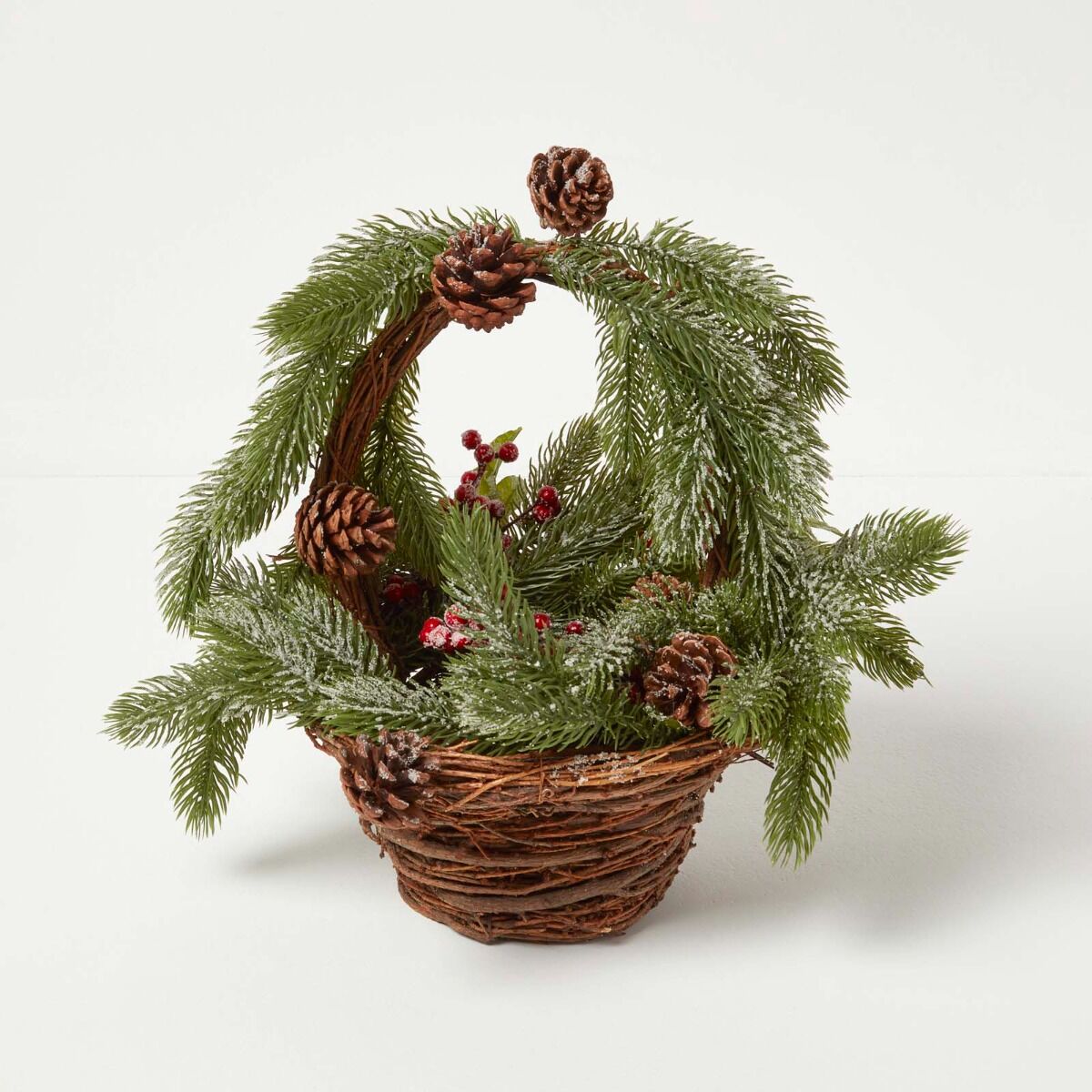 Homescapes Festive Wicker Basket Christmas Decoration with Green Fir, Berries and Pinecones