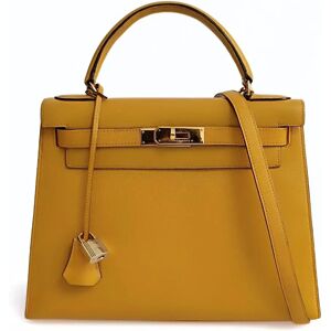 Hermes Hermes Kelly 28 shoulder bag in Courchevel yellow gold leather - Size: L: 28 cm - H: 24 cm - W: 11 cmAll our items are selected, carefully sanitized and authenticated by our experts.CODE: 5658B4100BRAND: HermesMADE IN: FranceAUTHENTICITY CODE: ○U:1