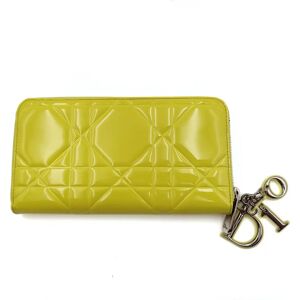 Dior Christian Dior Lady Dior wallet in yellow patent leather - Size: L: 19cm - H: 10cm - W: 2cmAll our items are selected, carefully sanitized and authenticated by our experts.CODE: 5371A138BRAND: Christian DiorMADE IN: SpainAUTHENTICITY CODE: 25MA0173Ye