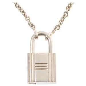 Hermes Amazing Padlock pendant in Silver - Size: 1.5 * 2.5 cm Gross weight: 22,89 grams Sold with box In very good general condition despite signs of use.This item has been used and may have some minor flaws. Before purchasing, please refer to the images 