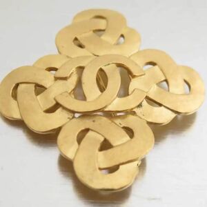 Chanel brooch here mark metal gold ladies