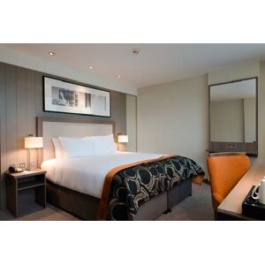 4* London Stay At Clayton Hotel Chiswick- Breakfast & Prosecco   Wowcher