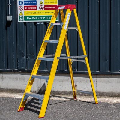 Trade Master Pro - 6 Tread Fibreglass Swingback Step Ladder Trade Master Pro - 6 Tread Fibreglass Swingback Step Ladder