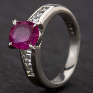 Pre-Owned Platinum Oval 1.57ct Ruby & Baguette Cut 0.50ct Diamond Ring 4335114 Pre-Owned Platinum Oval 1.57ct Ruby & Baguette Cut 0.50ct Diamond Ring 4335114