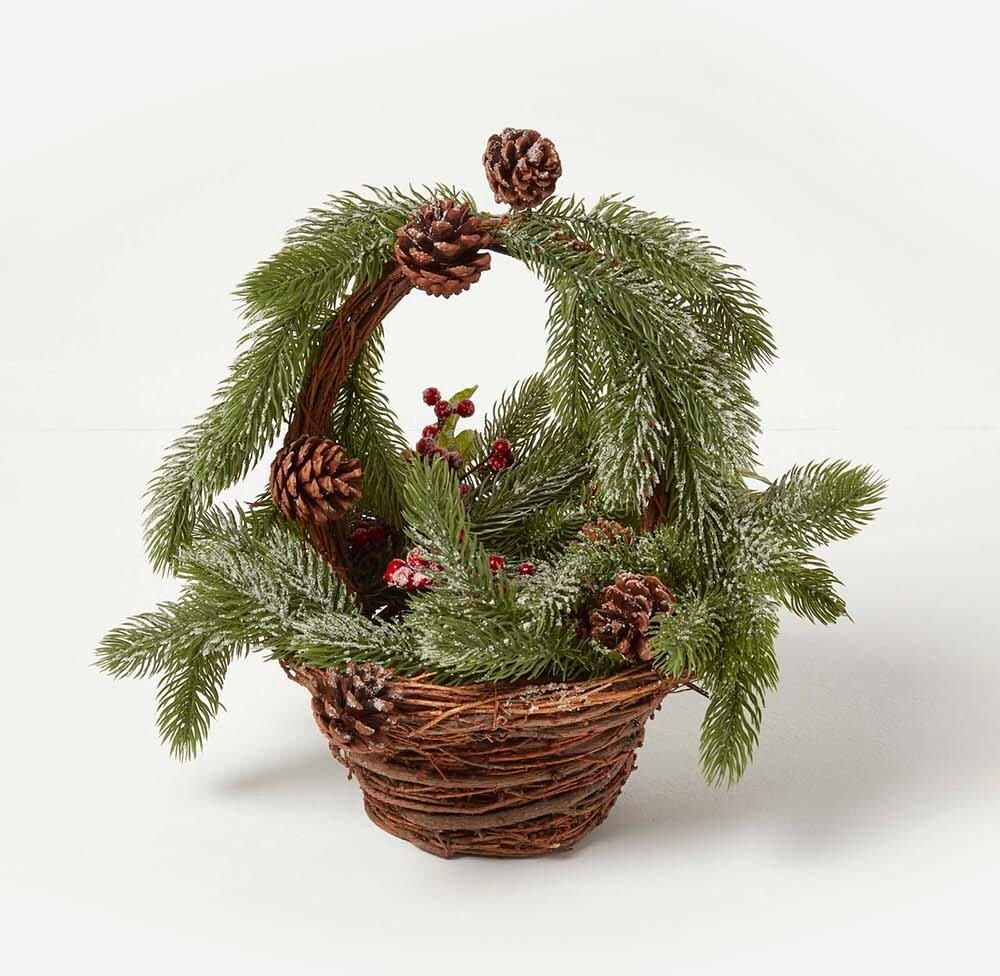 Homescapes Festive Wicker Basket Christmas Decoration Green Fir, Berries