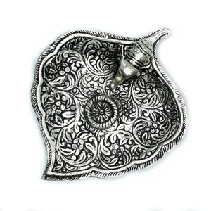 KDMD Polished Aluminium Elephant Leaf Incense Holder 11cm in Silver Silver KDMD Polished Aluminium Elephant Leaf Incense Holder 11cm in Silver Silver