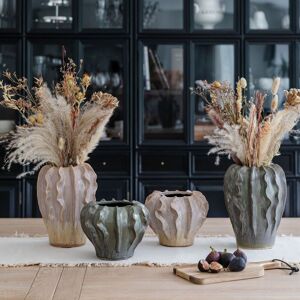 Ivyline Scarlet Coral Reef Pink Planter H18cm D23cm Pink Ivyline Scarlet Coral Reef Pink Planter H18cm D23cm Pink