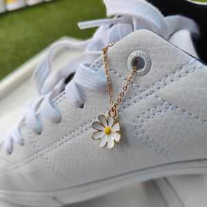 The Colourful Aura Daisy Sunflower Dangle Shoe Lace Sneaker Accessories Summer Floral Skate Charm in White White One Size The Colourful Aura Daisy Sunflower Dangle Shoe Lace Sneaker Accessories Summer Floral Skate Charm in White White One Size