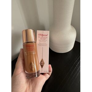 Charlotte Tilbury Hollywood Flawless Filter - Dark - Highlighter & Foundation Charlotte Tilbury Hollywood Flawless Filter - Dark - Highlighter & Foundation