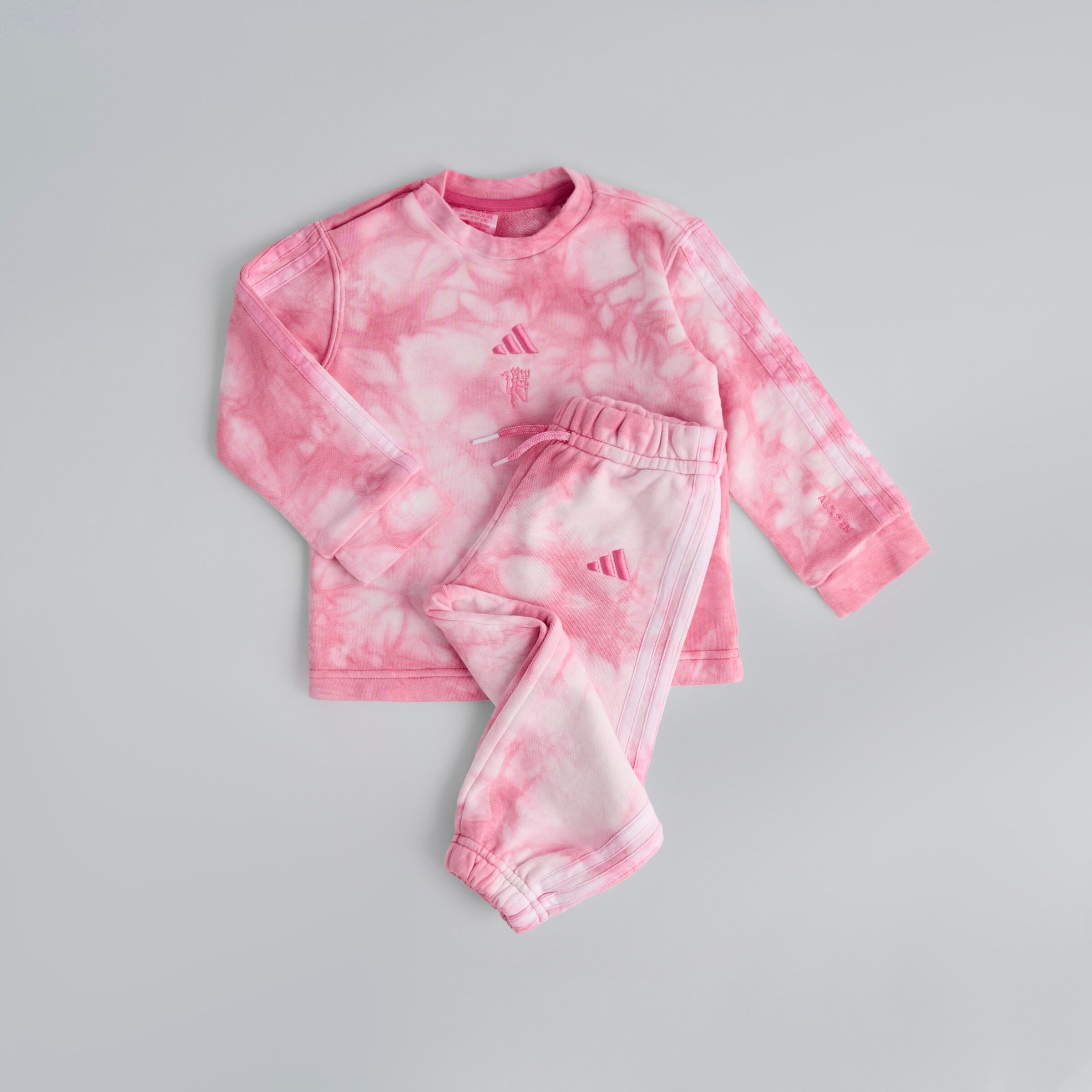 Manchester United x adidas Infant ALL SZN All Over Print Jogger Set Pink/White 2-3Y