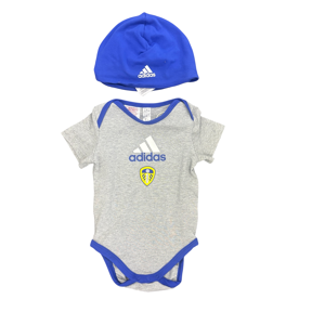 (6-9 Months) Leeds United adidas Baby Gift Set Sleepsuit Babygrow Football Rompe (6-9 Months) Leeds United adidas Baby Gift Set Sleepsuit Babygrow Football Rompe