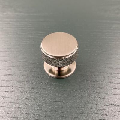 Harley & Wager Chelmsford Knurled Cabinet Handles – Bar Handles & Drawer Knobs – Kitchen Cupboard Door Pulls – Textured Furniture Hardware – Available in 2 Finishes (Round Knob Satin Nickel) Harley & Wager Chelmsford Knurled Cabinet Handles – Bar Handles & Drawer Knobs – Kitchen Cupboard Door Pulls – Textured Furniture Hardware – Available in 2 Finishes (Round Knob Satin Nickel)