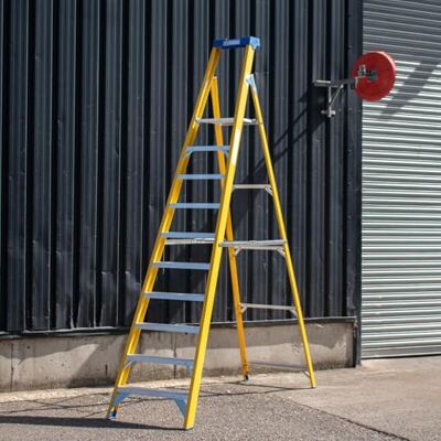 Trade Master Pro ® Fibreglass Platform Step Ladder Electricians Ladder Non Conductive up to 30,000V Non-Slip Feet Painting & Decorating EN131 Pro Certified 2.13m Platform Height 10 Steps Trade Master Pro ® Fibreglass Platform Step Ladder Electricians Ladder Non Conductive up to 30,000V Non-Slip Feet Painting & Decorating EN131 Pro Certified 2.13m Platform Height 10 Steps