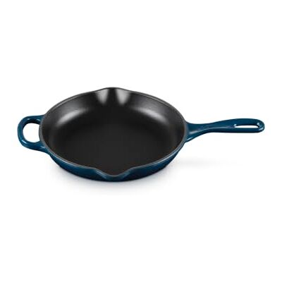 LE CREUSET Signature Enamelled Cast Iron Skillet Frying Pan with Helper Handle and Two Pouring Lips, 23 cm Nuit LE CREUSET Signature Enamelled Cast Iron Skillet Frying Pan with Helper Handle and Two Pouring Lips, 23 cm Nuit