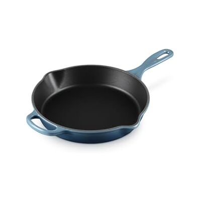 LE CREUSET Signature Enamelled Cast Iron Deep Skillet with Helper Handle and Two Pouring Lips, for All Hob Types and Ovens, 26cm, 2 Litre, Chambray, 20187264340422 LE CREUSET Signature Enamelled Cast Iron Deep Skillet with Helper Handle and Two Pouring Lips, for All Hob Types and Ovens, 26cm, 2 Litre, Chambray, 20187264340422