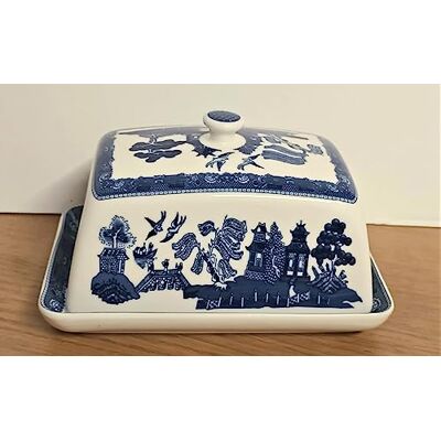 AuraHome Blue Willow Butter Dish with Lid 15.5cm Wide x 10cm Depth x 9cm Height Glazed Iconic Elegant Blue-Printed Scene on White Porcelain Depicts Nature Historical Imagery Collectible AuraHome Blue Willow Butter Dish with Lid 15.5cm Wide x 10cm Depth x 9cm Height Glazed Iconic Elegant Blue-Printed Scene on White Porcelain Depicts Nature Historical Imagery Collectible
