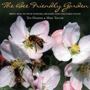 Hooper, Ted The Bee Friendly Garden: Bring Bees to Your Flowers, Orchard, and Vegetable Patch Hooper, Ted The Bee Friendly Garden: Bring Bees to Your Flowers, Orchard, and Vegetable Patch